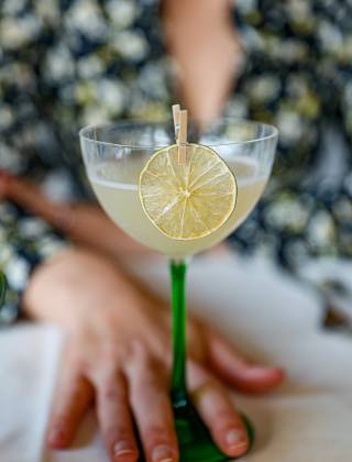 Nahaufnahme getrocknete Zitrone am Cocktailglas
