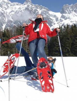 Menschen beim Schneeschuhwandern