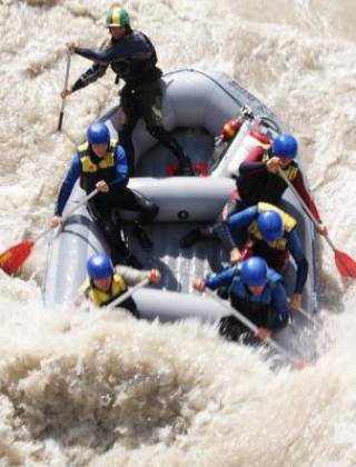 Gruppe beim Rafting in Wildwasser
