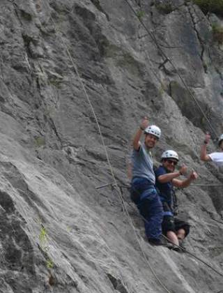 Gruppe klettern den Klettersteig hinauf