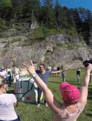 Gruppe von oben in den Bergen nach einer Wanderung