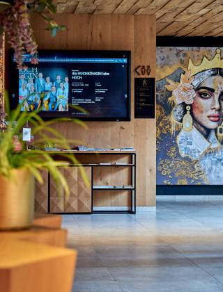 Foyer 4 Sterne Wellnesshotel Hochkönigin mit Art Work