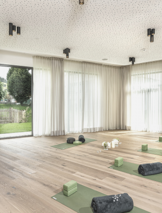 Fitnessraum mit Yogamatte in hellen Farben