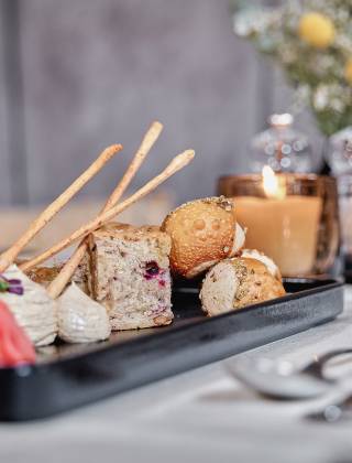 Stilvoller Restaurantbereich mit Speisen in der HOCHKÖNIGIN in Maria Alm