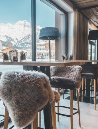 Lounge im Barbereich mit fantastischer Aussicht in der HOCHKÖNIGIN