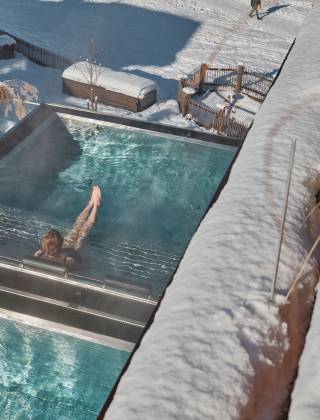 Whirlpool mit fantastischer Aussicht auf die Winterlandschaft im Salzburger Land in der HOCHKÖNIGIN