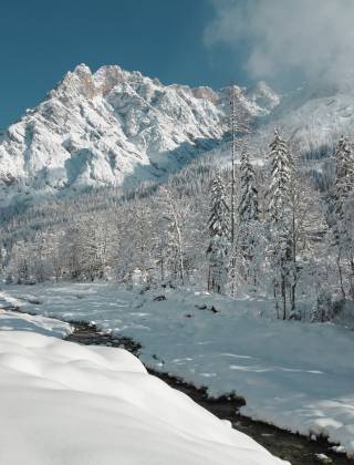 Winterlandschaft im Salzburger Land mit verschneiten Bergen und Bäumen