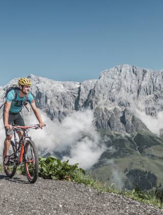 Paar beim Biken in den Bergen in der Region Hochkönig