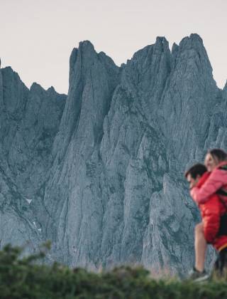 Paar beim wandern in den Bergen in der Region Hochkönig