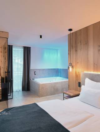 Private SPA Suite with light-effect tub and Swiss stone pine sauna in the HOCHKÖNIGIN with stylish bedt