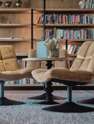 Lounge in the HOCHKÖNIGIN with library and cosy seating in the HOCHKÖNIGIN