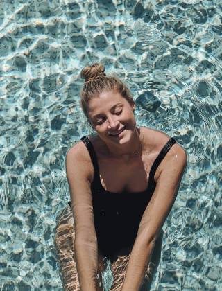 Woman in the infinity pool at the HOCHKÖNIGIN