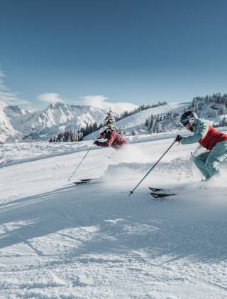 Skifahrer bei schönstem Sonnenschein und traum Schneelage in der Region Hochkönig