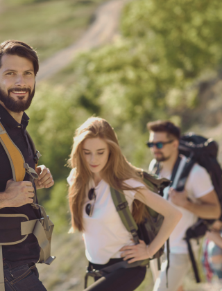 Gruppe junger Menschen in den Bergen beim wandern