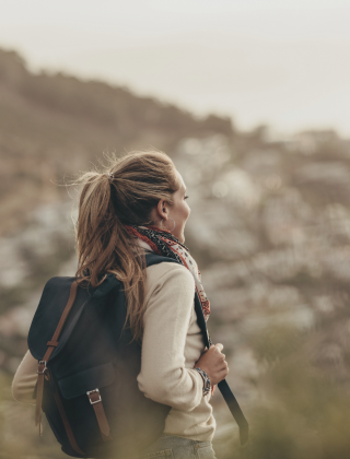 Gruppe junger Menschen in den Bergen beim wandern