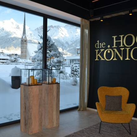 Atrium mit Ausblick auf Kirchturm im Winter