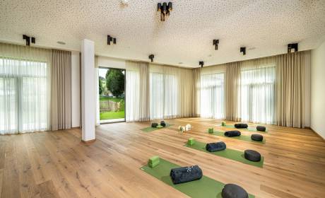 Fitnessraum mit Yogamatten in hellen Farben