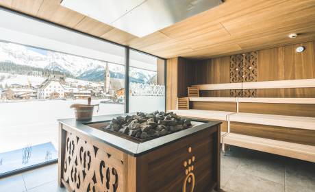 Panorama Sauna mit Blick auf Maria Alm im Winter