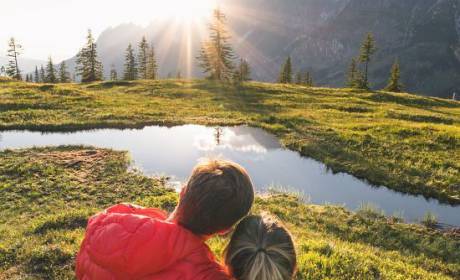 Paar von hinten betrachtet Sonnenuntergang am Hochkönig