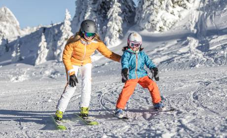 Frau lernt Kind Ski fahren