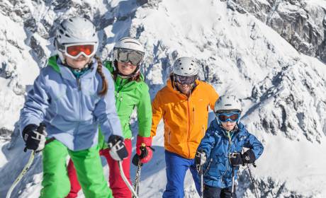 Familie beim Skifahren in den Bergen