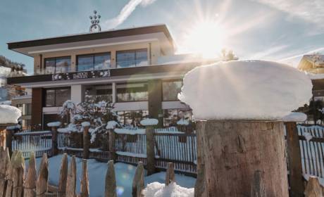 Exterior view of the HOCHKÖNIGIN in Salzburger Land in winter