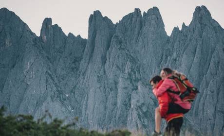 Paar beim wandern in den Bergen in der Region Hochkönig