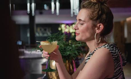 Woman at the HIGH QUEEN BAR of the HOCHKÖNIGIN with a cocktail