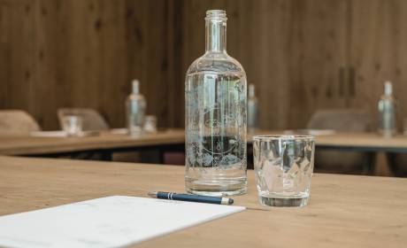 Wasserflasche Glas und Schreibblock im Seminarraum in der HOCHKÖNIGIN