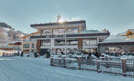 Außenansicht im verschneiten Winter von Hotel die HOCHKÖNIGIN
