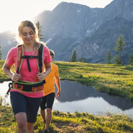 Frau mit Mann beim Wandern Hochkönig Sonnenschein