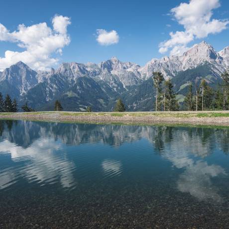 Berglandschaft spiegelt sich in Bergsee