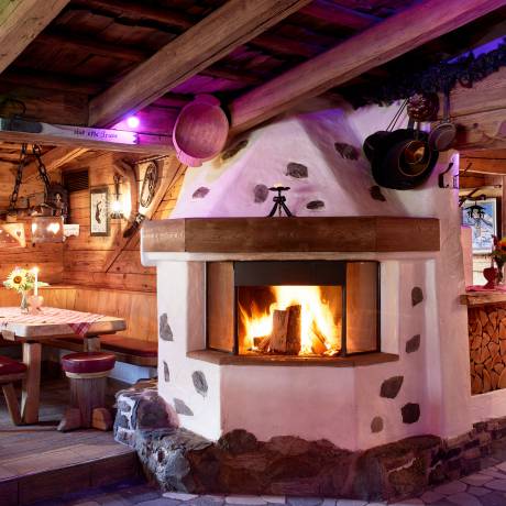 Gemütlicher Karmin in der Dengl Alm Hotel die Hochkönigin