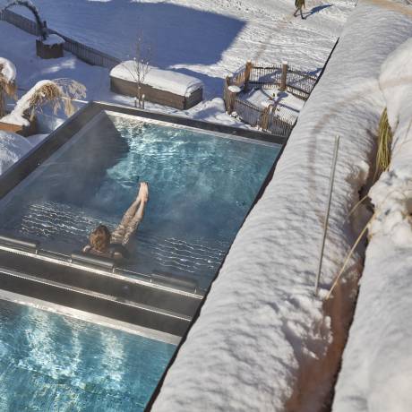 Whirlpool von oben mit Frau in Winterlandschaft