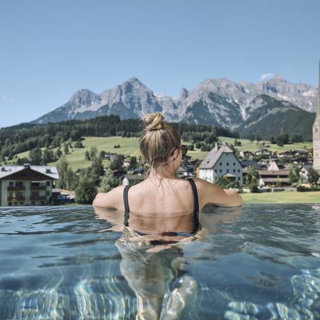 Infinitypool Hotel mit Pool die HOCHKÖNIGIN Maria Alm Wellnesshotel 4 Sterne superior Hotel Hochkönig