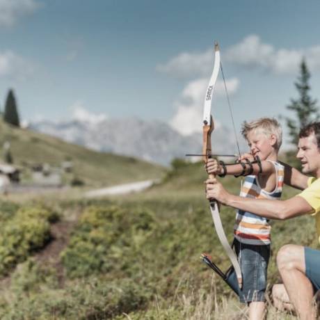 Sommer in der HOCHKÖNIGIN in Maria Alm Hochkönig Familie Familienurlaub Familienauszeit Kinderurlaub Kinderhotel Familienhotel Bogenschießen