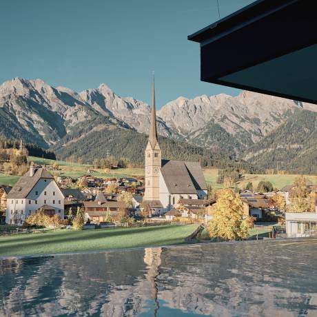 Autumn in Maria Alm at the HOCHKÖNIGIN golden autumn with a view of the mountains from the infinity pool