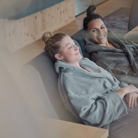 Girlfriends in the QUEEN SPA relaxation area with cosy bathrobes