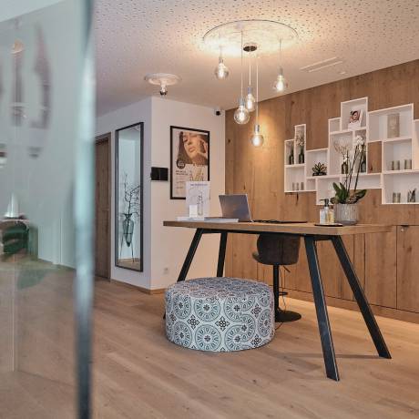 Reception in the QUEEN SPA in the HOCHKÖNIGIN for beauty and massage with table and interior