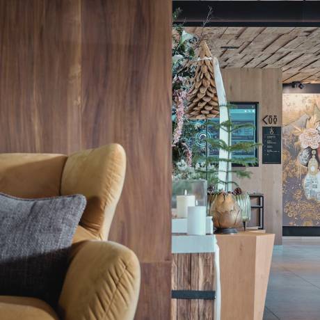 Lounge in der HOCHKÖNIGIN mit gemütlichen Sitzmöglichkeiten und großes Bild mit der HOCHKÖNIGIN QUEEN