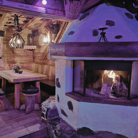 Open fireplace in the DENGL ALM in the HOCHKÖNIGIN Apres Ski Event Restaurant