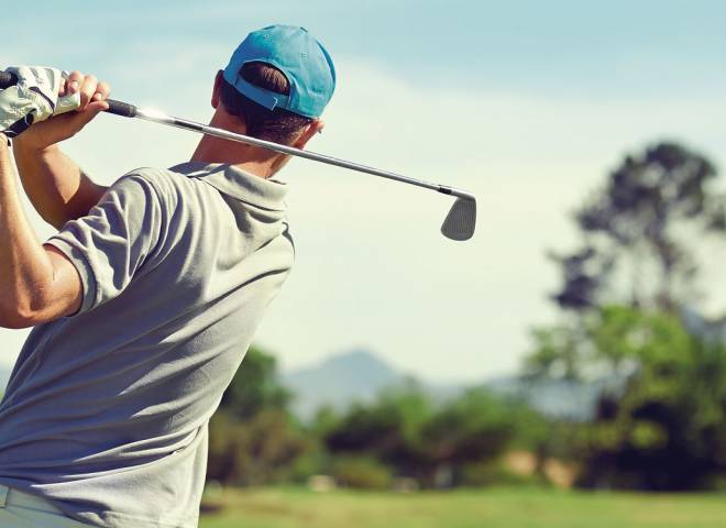 Mann mit Golfschläger