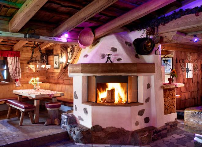 Gemütlicher Karmin in der Dengl Alm Hotel die Hochkönigin