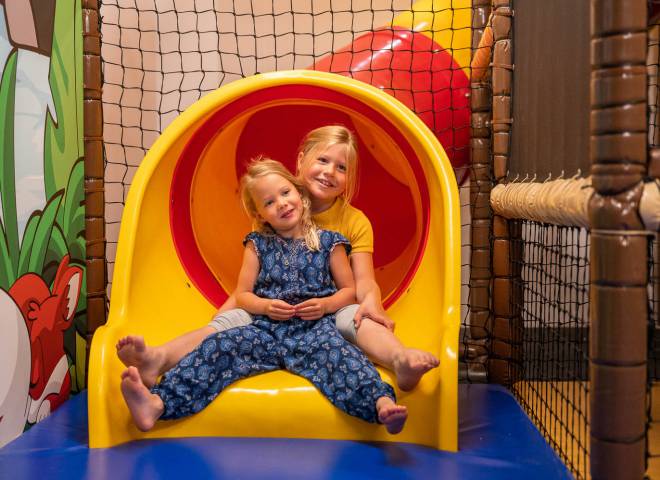 Kinder sitzen auf Rutsche