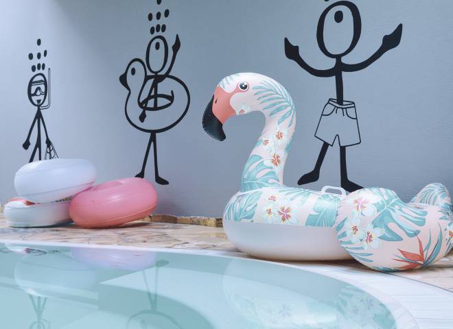 Indoor Schwimmbad mit Schwimmring in Flamingo Form
