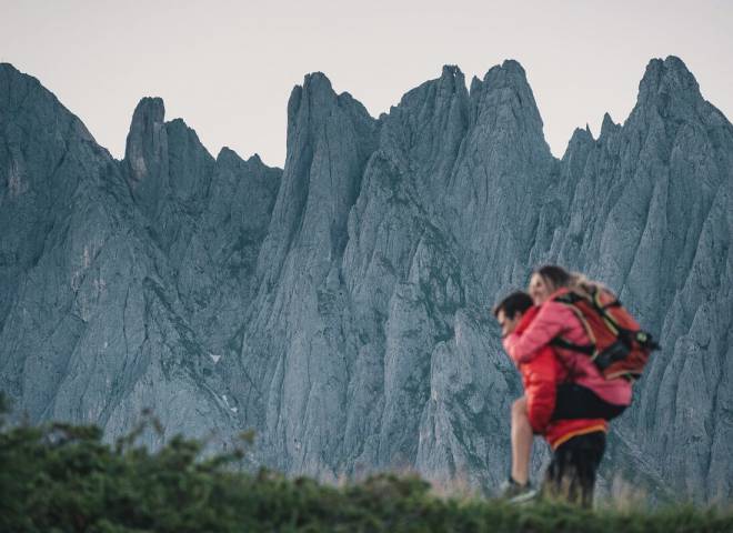 Paar beim wandern in den Bergen in der Region Hochkönig