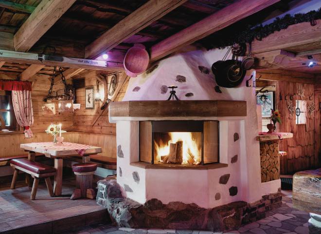 Open fireplace in the DENGL ALM in the HOCHKÖNIGIN Apres Ski Event Restaurant