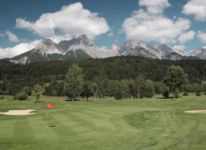 Golfplatz mit Aussicht auf die Berge 