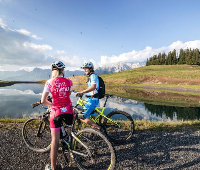 Zwei Radfahrer machen Pause am See