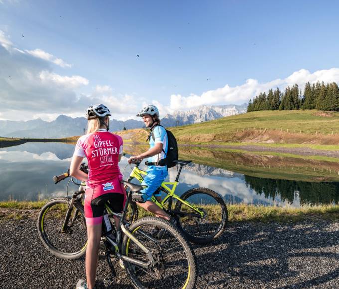 Zwei Radfahrer machen Pause am See